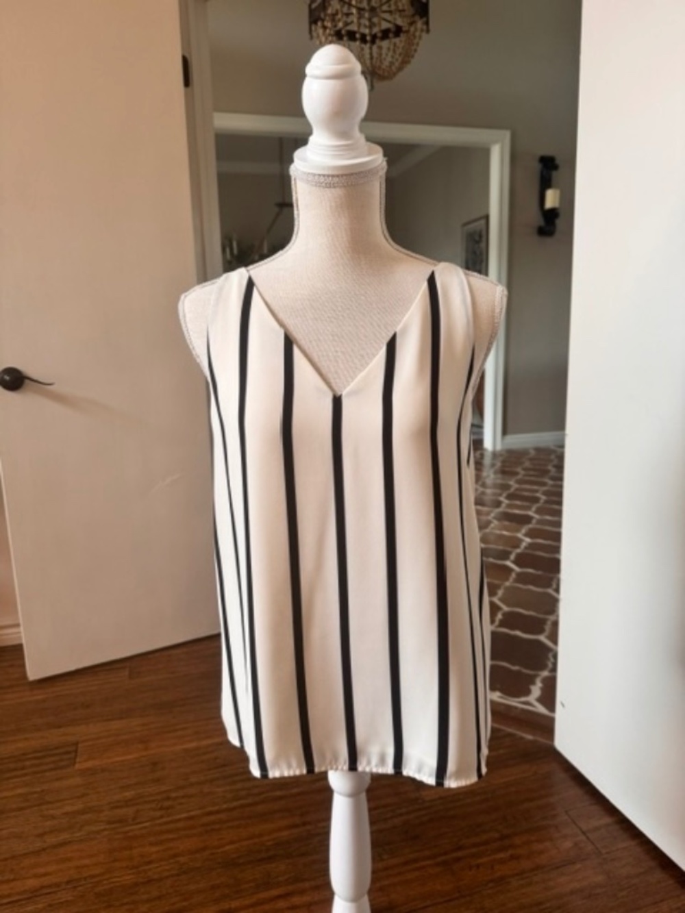 Express Black & White Vertical Strip V-Neck Sleeveless Blouse Tank Top Sx Small